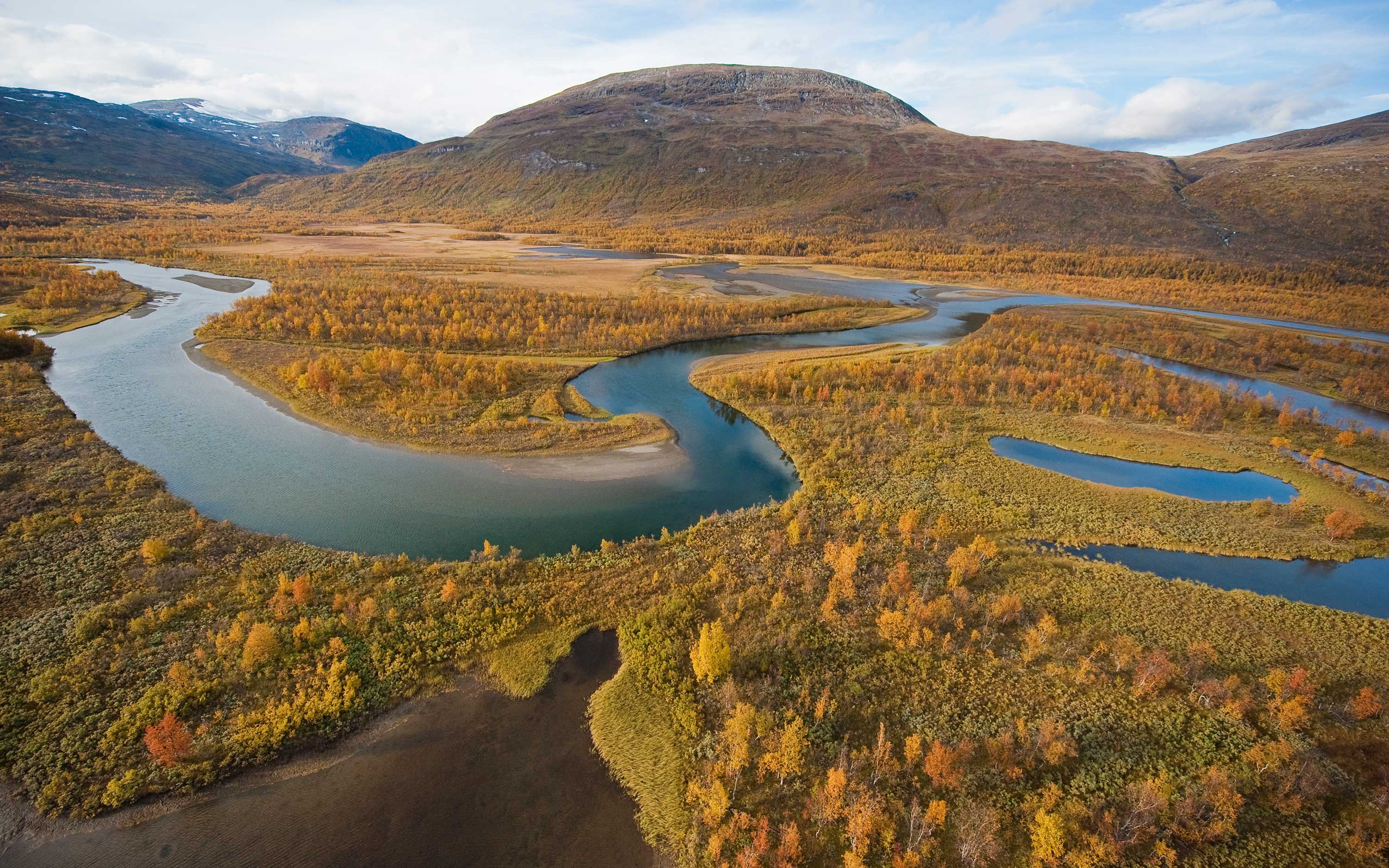 Ein reiches Flussdelta vor dem Berg.