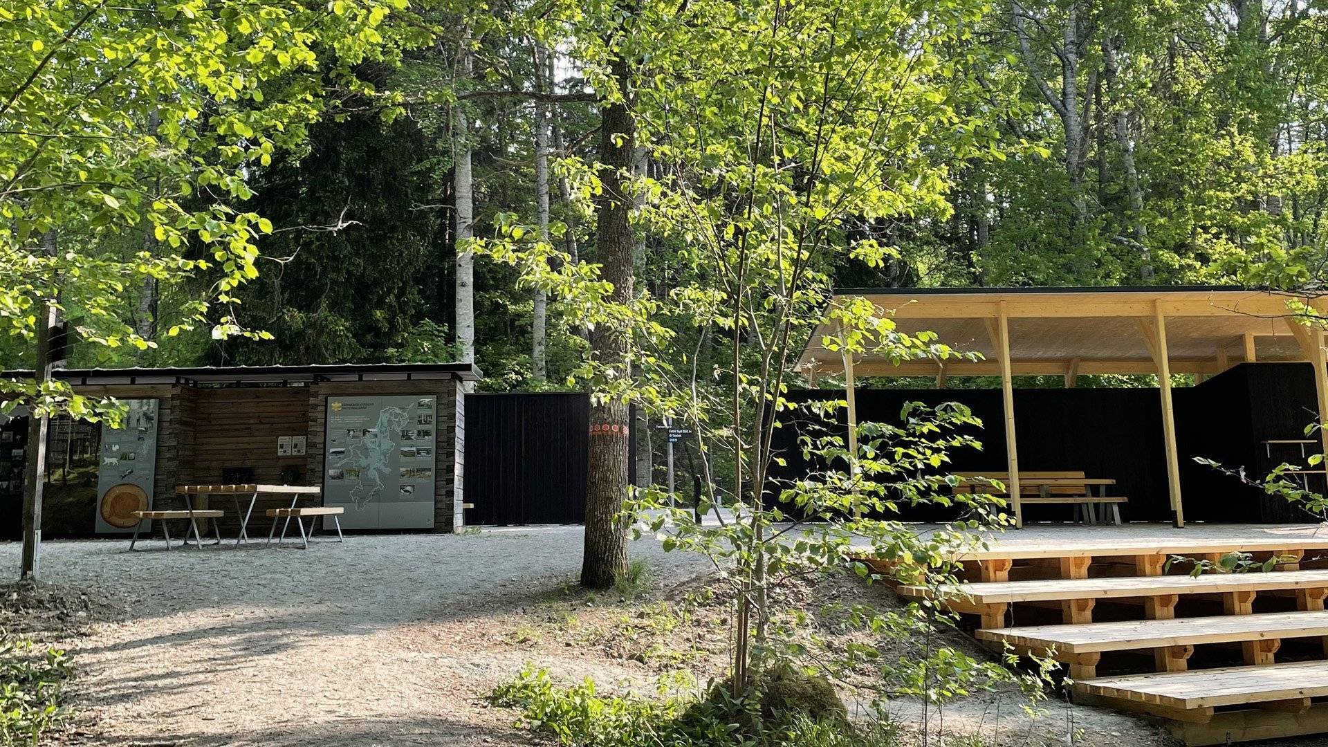 Servicehus och trappbänkar vid huvudentrén i Färnebofjärdens nationalpark, sett från stigen.