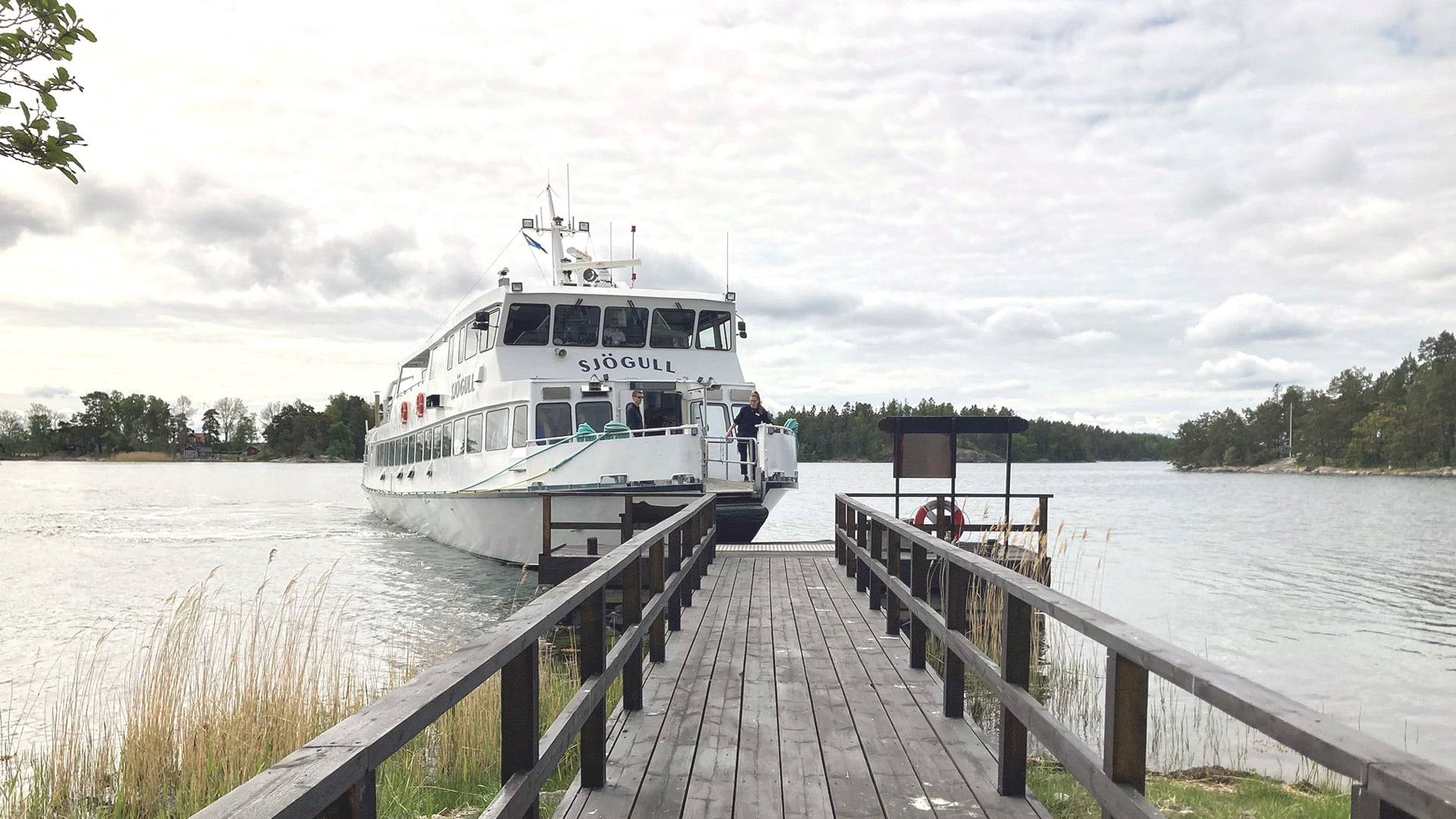 Turbåten Sjögull anländer till brygga på Ängsö.