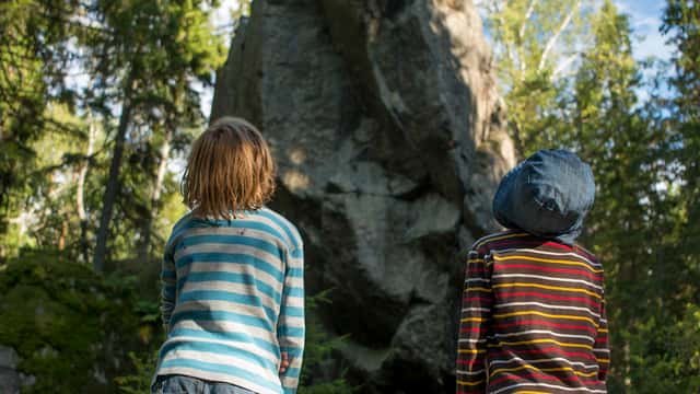 Fredrik Wilde Två barn tittar på stort stenblock