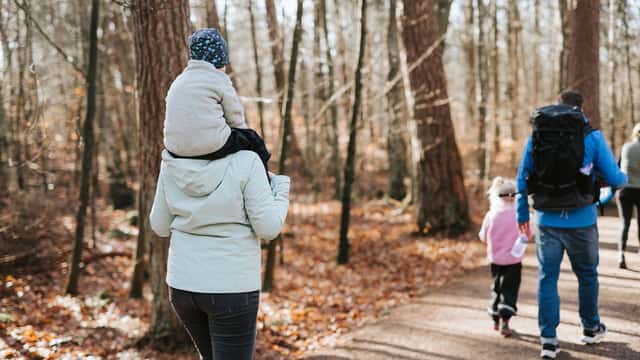 Emma Grann / Johnér Mamma med barn på axlarna i skogen, Kungsbackaskogen.