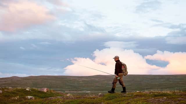 Fredrik Ludvigsson / Johnér Flugfiskare vandrar i fjällen, Kiruna, Norrbotten.