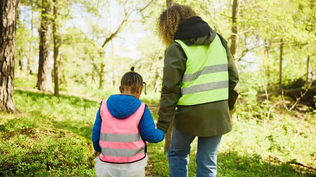 Plattform / Johnér Förskollärare går med barn i skogen, Stockholm