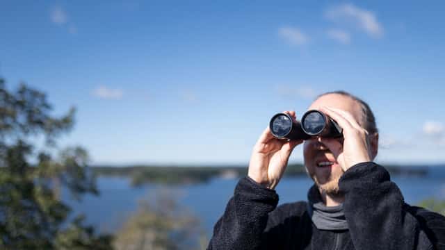 Jens Lindström / Johnér Man vid havet tittar i kikare, Järfälla, Stockholm.
