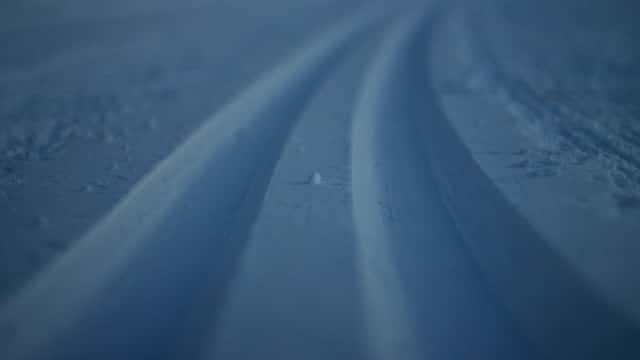 Mihaly Koles / Unsplash Skidspår i närbild.