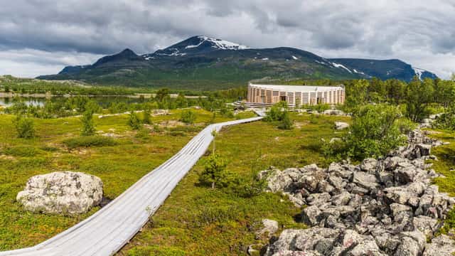 Mikael Svensson / Johnér Spång leder till naturum i Stora Sjöfallets nationalpark.