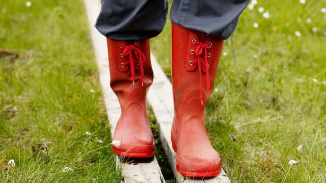 Fredrik Nyman / Johnér Kvinna med röda gummistövlar går på spång, Sylarna, Sverige.