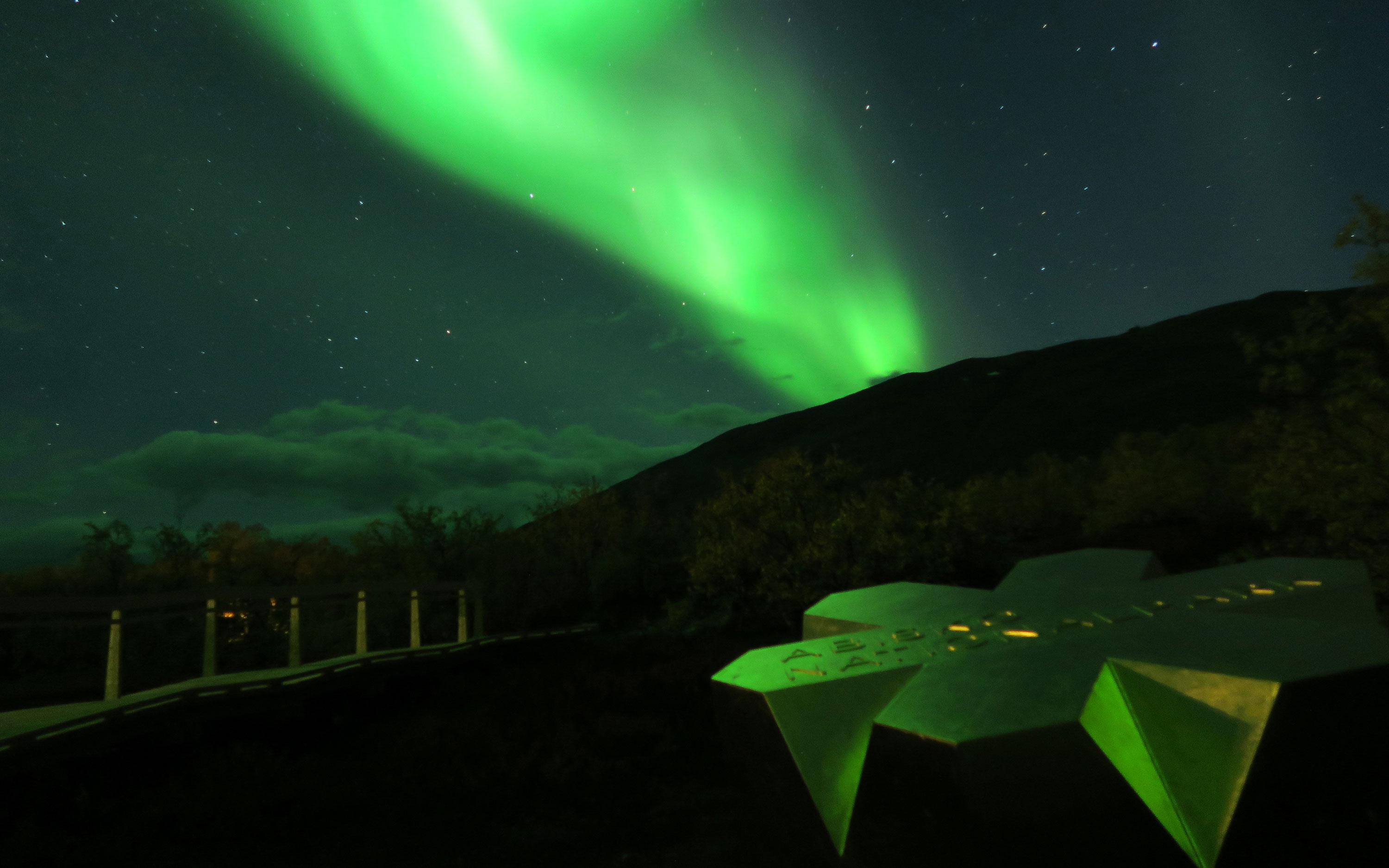 Norrsken ovanför nationalparkssymbolen i Abisko nationalpark. 