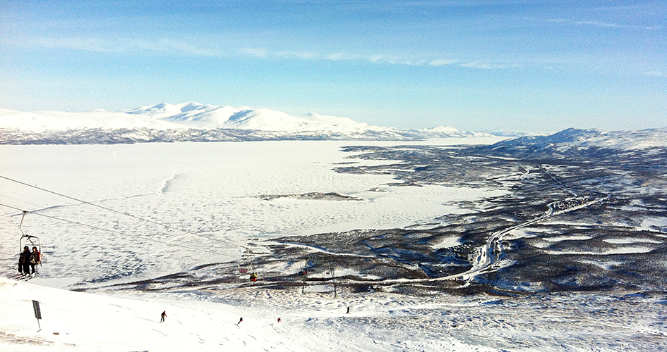 The cable car on the way to the snow-covered mountain Njullá.