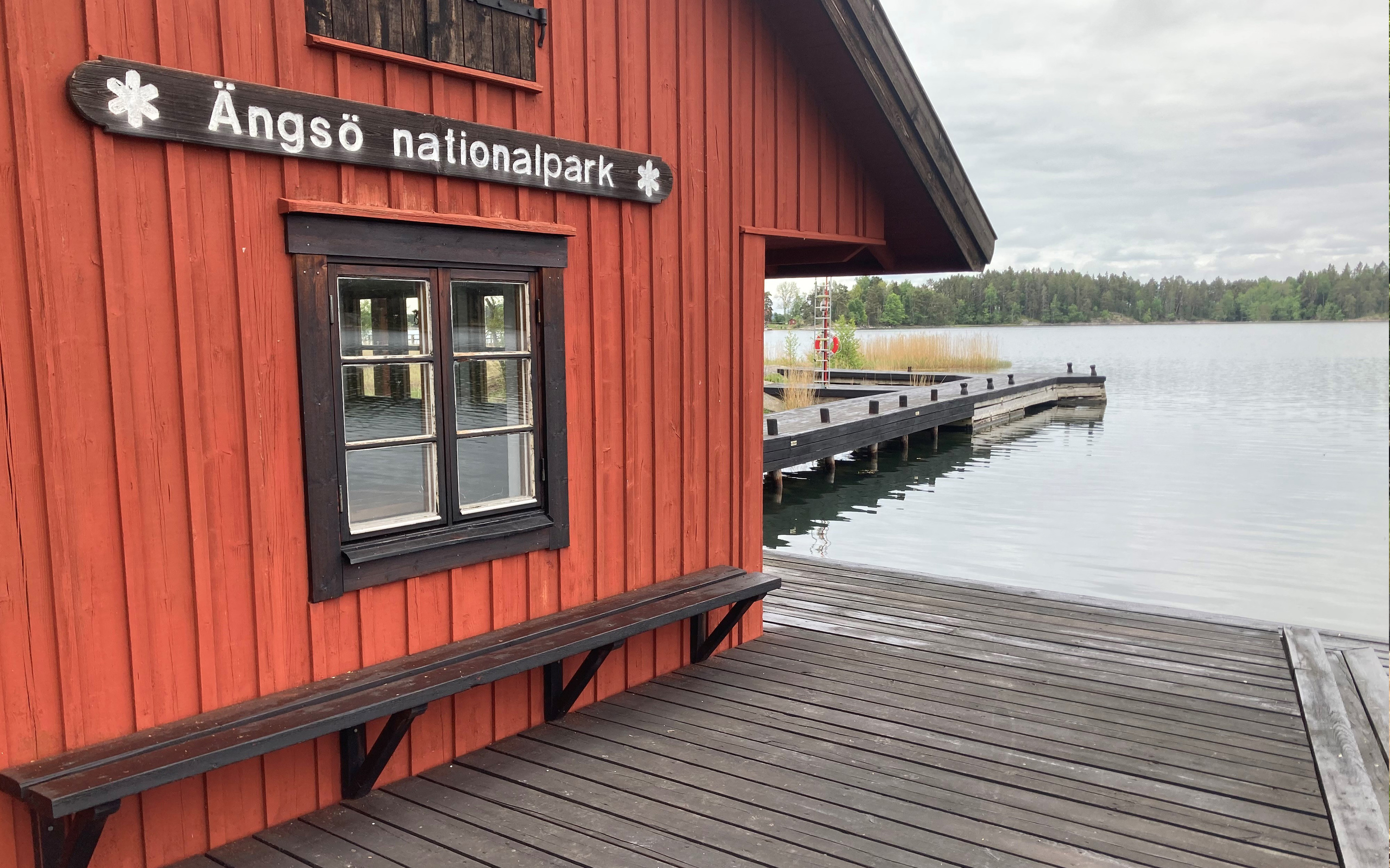 Röd hus med brygga
