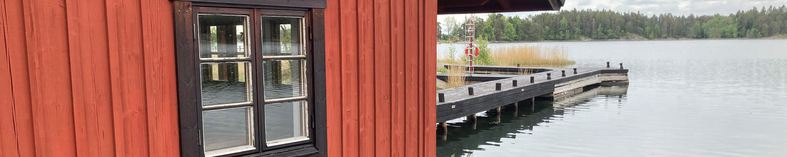 Rött hus med brygga