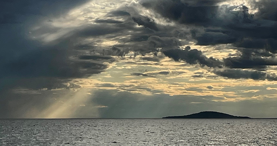 Oväder över havet och blå jungfrun