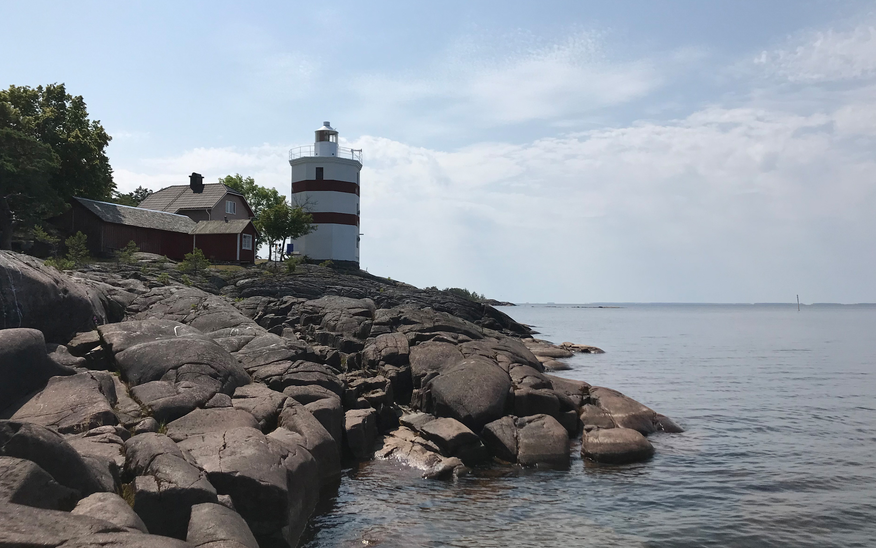 Fyren på Djurö, klippor i förgrunden och hav i bakgrunden