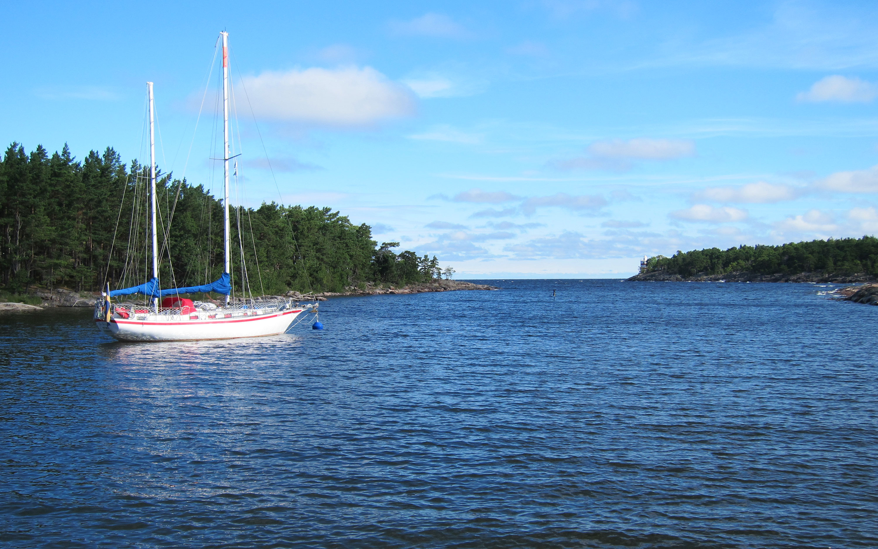 Segelbåt i Malbergshamn, Djurö.