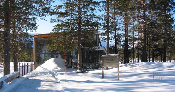 Byggnaden naturum i vinterlandskap.