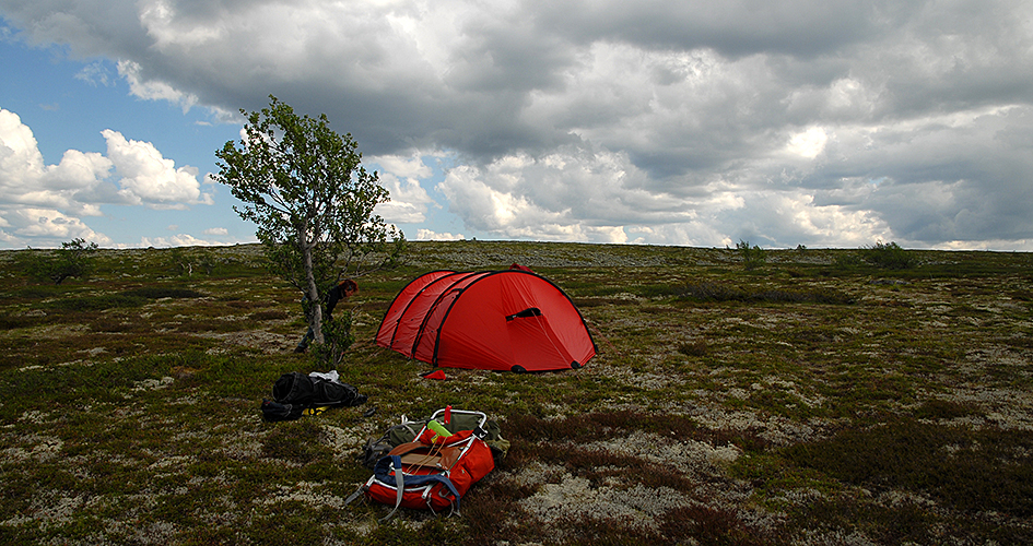 Ett rött tält på fjället.