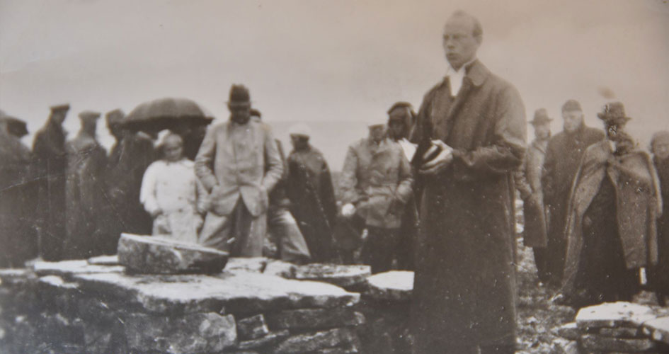  Pastor Stig Karlsson från Orsa Gammalt talar på en norsk-svensk gudstjänst vid altarringen på Fulufjället 1936.