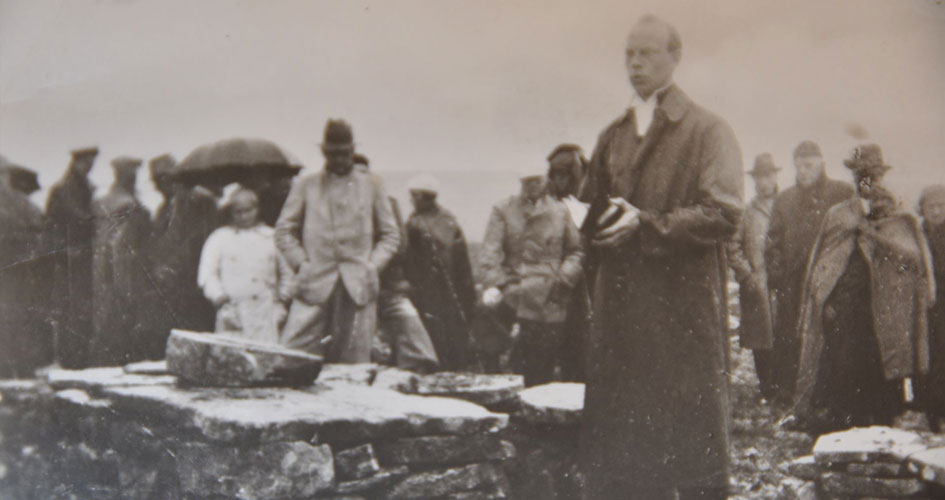 Pastor Stig Karlsson from Orsa Gammalt speaks at a Norwegian-Swedish service at the altar ring on Fulufjället 1936.