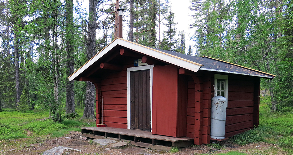 Mansonstugan, röd stuga i skogen i Muddus/Muttos nationalpark