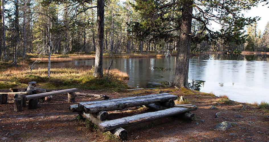 Rastplats vid sjö nära Nammavárre stugan Muddus/Muttos nationalpark.