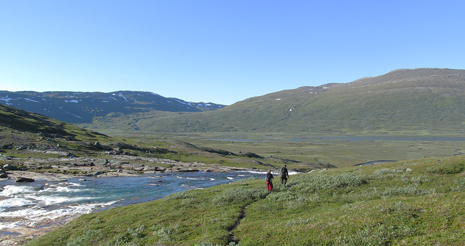 Landskapsvy med två vandrare, Padjelanta Badjelannda nationalpark, Laponia.