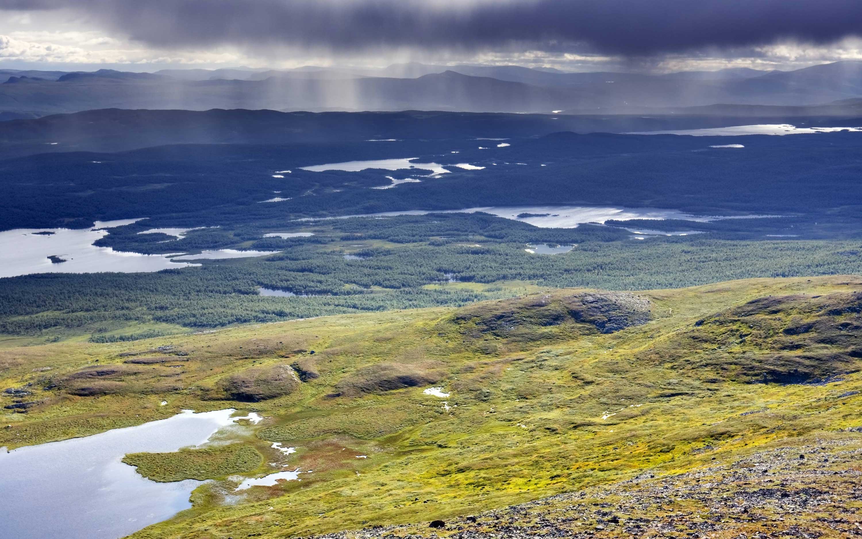 Landskapsvy över Gaska-Bieljaure sjö och Badje-Bieljaure sjö. På himlen mörka moln.