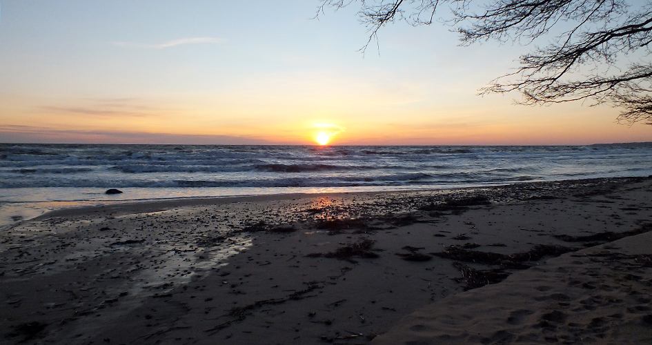 Soluppgång över havet och stranden.