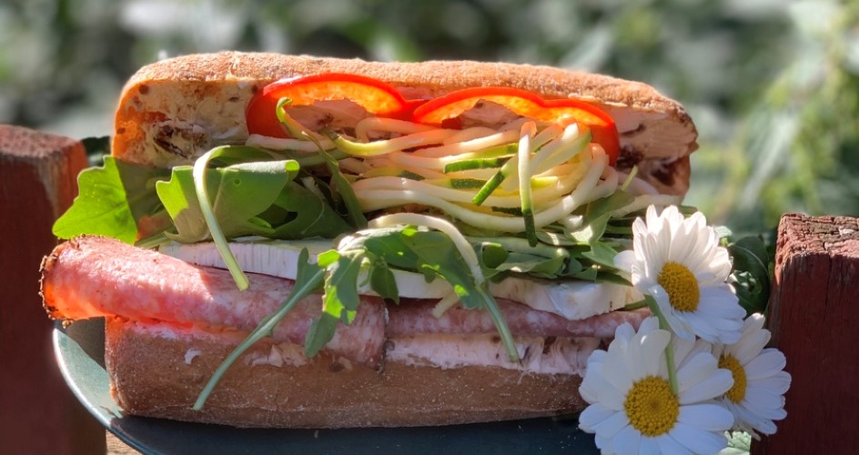 Sandwich decorated with daisies.